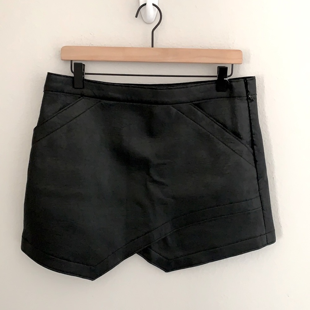 BCBGMAXAZRIA Owen Faux Leather Mini Skirt | Medium | Black